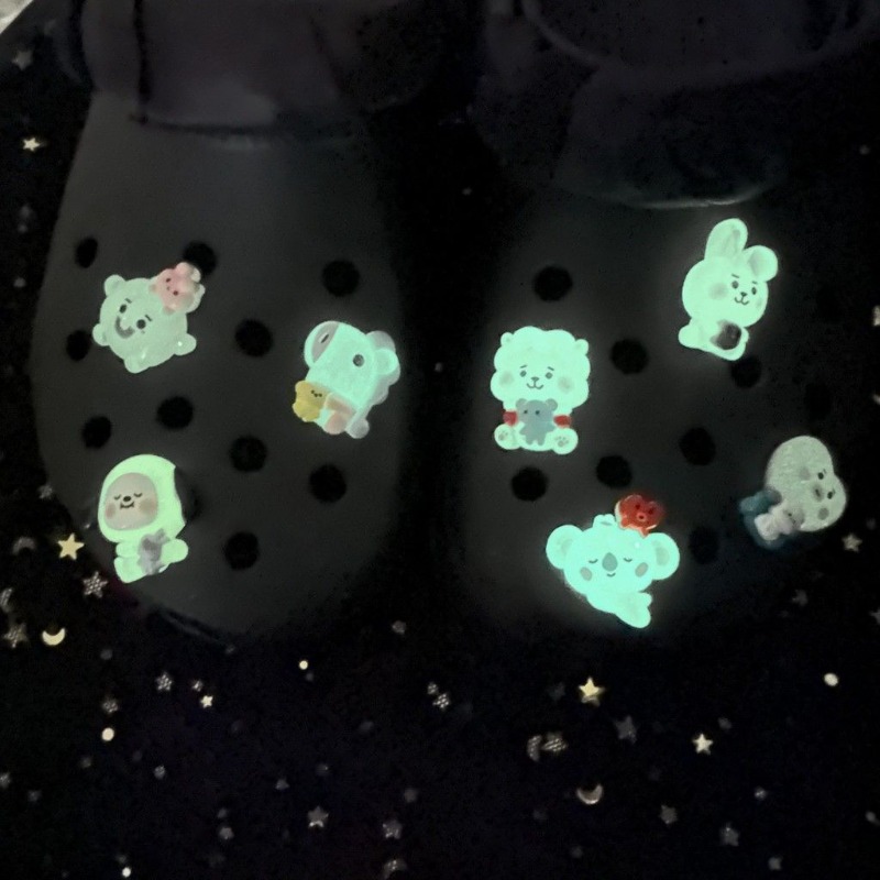 Decor Lighting Online - รองเท้าแบบสวมสไตล์การ์ตูน BT21 พร้อมหัวเข็มขัดไฟกลางคืนแบบตกแต่ง และอุปกรณ์ตกแต่งน่ารักที่สามารถถอดออกได้ 2026