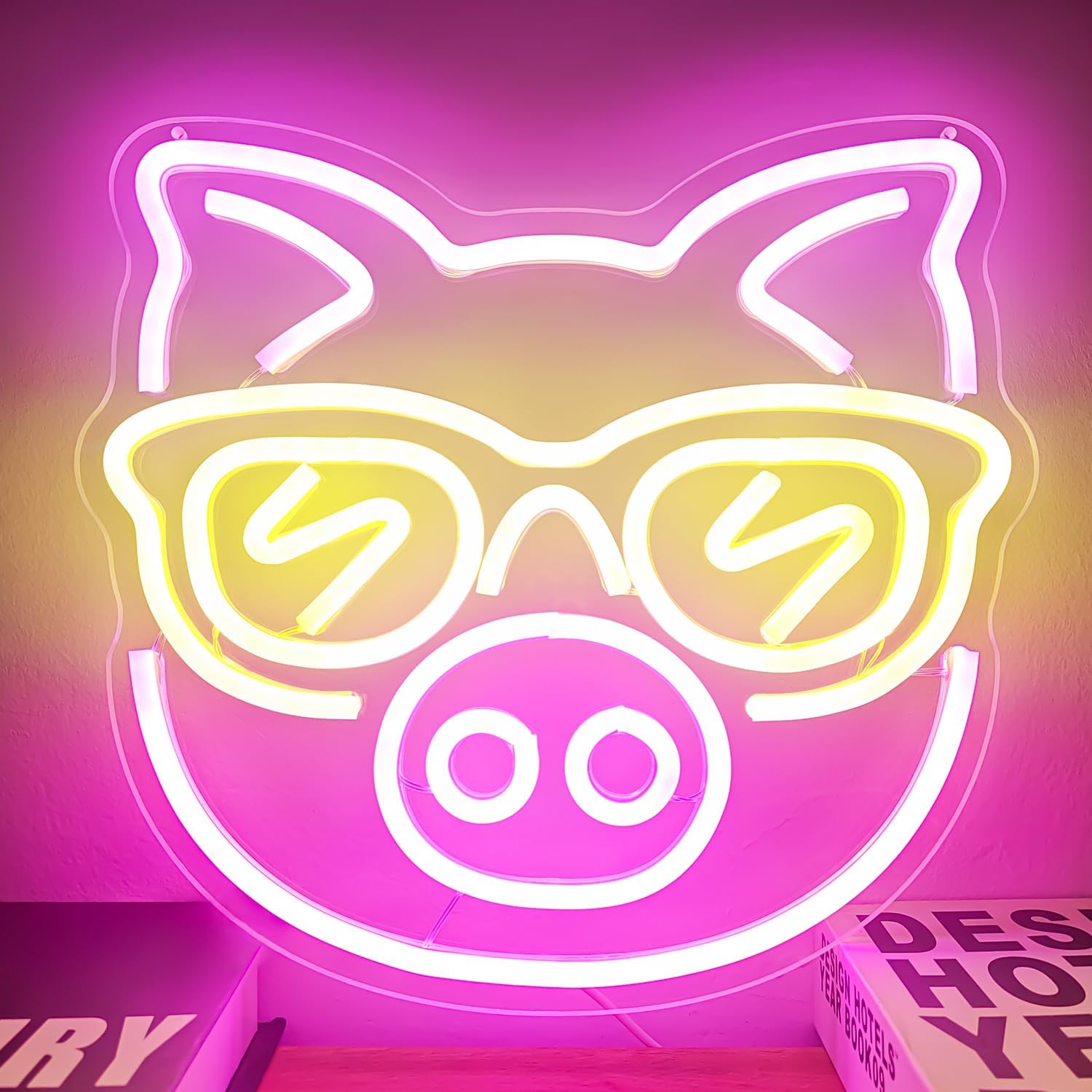 Outdoor Lighting Decor Ideas - ป้ายไฟนีออนรูปหมูสีชมพูแว่นตาสีเหลือง ไฟ LED สำหรับตกแต่งห้องนอนเด็ก บ้าน บาร์
